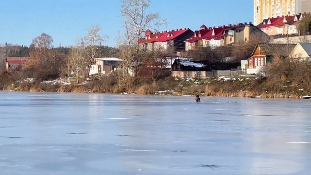 Жители Каменска-Уральского вышли на тонкий лед смотреть онлайн