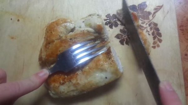 Салат Цезарь по классическому рецепту, с курицей.Caesar salad.