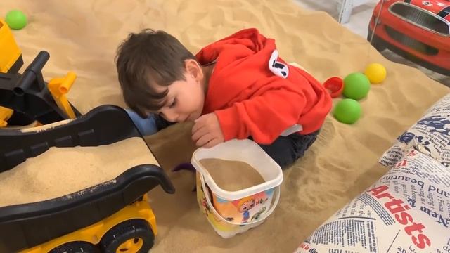 Arkadaşlar Yusuf kum havuzuna girdi. ????Orada kamyonlarla oynadı. смотреть онлайн
