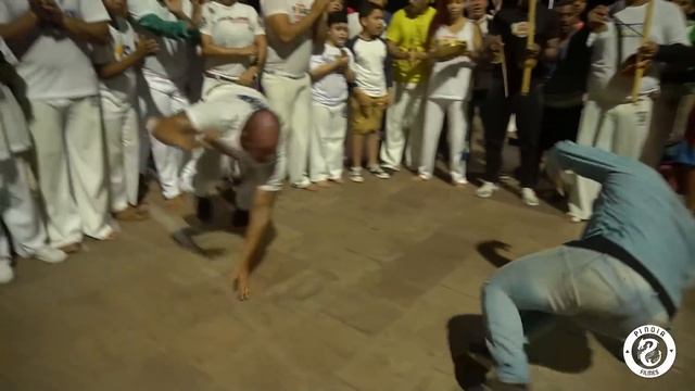 Old Man Capoeira Prank - Vovô jogando capoeira смотреть онлайн