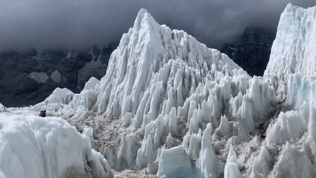 Восхождение на Эверест. Спуск с вершины, от лагеря 2 в базовый лагерь смотреть онлайн