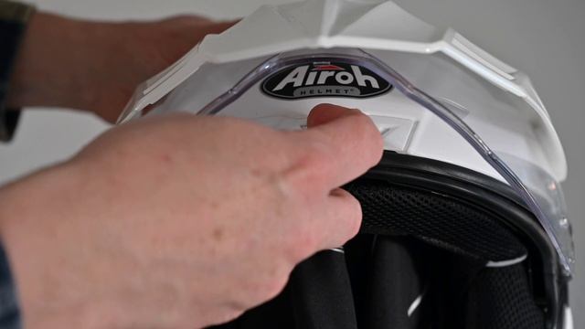 2022 Airoh Commander Helmet Review - Get the BMW GS lid for less! смотреть онлайн