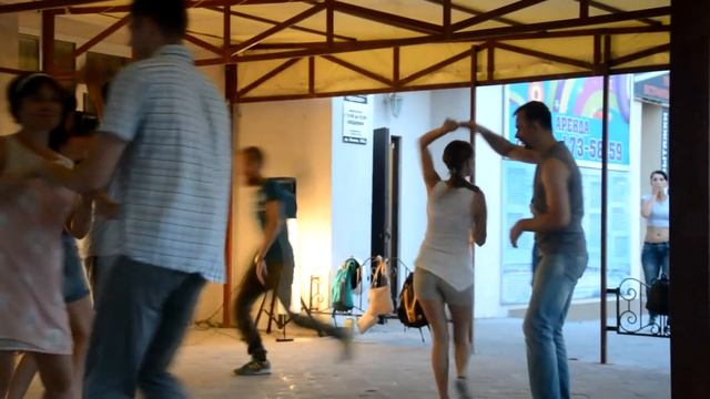 Танцы на открытой веранде в Волжском смотреть онлайн