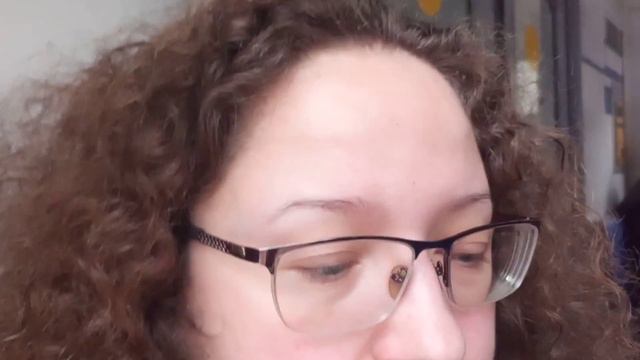 Мукбенг. Ем жирный пирожок. Еду в электричке. Мой скромный завтрак. смотреть онлайн