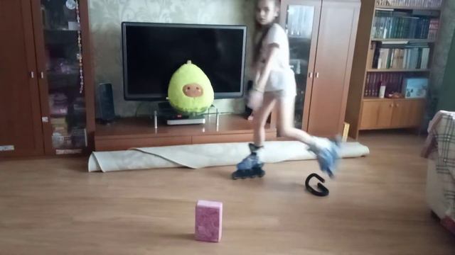 как правильно научиться кататься на роликах дома 