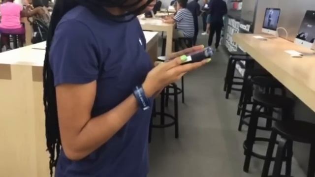 SHOPPING AT THE APPLE STORE VLOG #2 смотреть онлайн