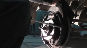 Мазда Трибьют: ремонт и обслуживание - Замена задних колодок