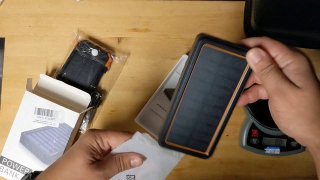 Внешний аккумулятор с солнечной панелью для бушкрафта и выживания в лесу смотреть онлайн