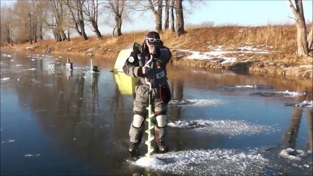 Бурение смежных лунок ледобуром Iceberg-130(R) смотреть онлайн