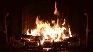 Потрескивающий камин со звуками грома, дождя и воющего ветра (HD)
