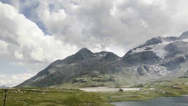 Едем в Италию на поезде Бернина Экспресс через Швейцарию. Деревня Кур. Switzerland, Bernina Express смотреть онлайн