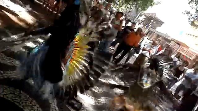 Índos na praça se apresentando. смотреть онлайн