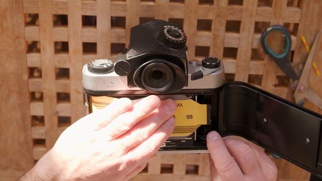 КАК ПРАВИЛЬНО УСТАНОВИТЬ СРЕДНЕФОРМАТНУЮ ПЛЁНКУ ТИП 120 / КИЕВ 60 TTL смотреть онлайн