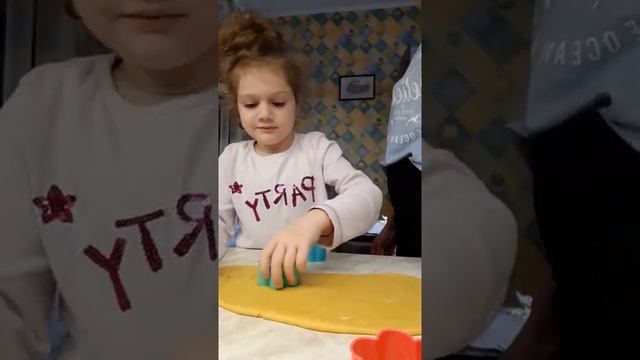 Lero на кухнe печет печеньки))) смотреть онлайн