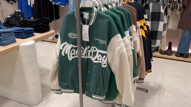 ШОПИНГ ВЛОГ: ZARA, H&M, BERSHKA / ЧТО КУПИТЬ НА СКИДКАХ? распродажа в zara 2022 смотреть онлайн