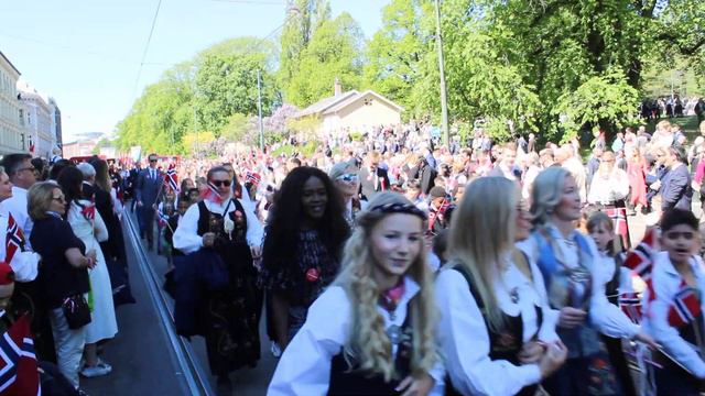 Норвегия Осло 17 мая день Независимости-праздничный парад в центре города национальные костюмы 19 смотреть онлайн
