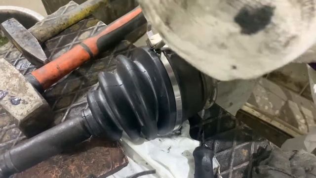 Как легко и быстро поменять пыльники на приводах / Nissan Elgrand смотреть онлайн