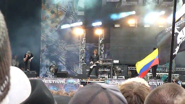 Pendulum - Self Vs Versus Self Live At Sonisphere 2010 (Feat Anders Friden, In Flames) (HD) смотреть онлайн