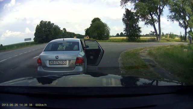 Милиция на украине ( Внимание!) дорога кипти-батайск стоят без нагрудных номеров!!! смотреть онлайн