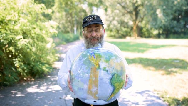 For Rabbi Perl, the High Holidays Are a Walk in the Park! смотреть онлайн