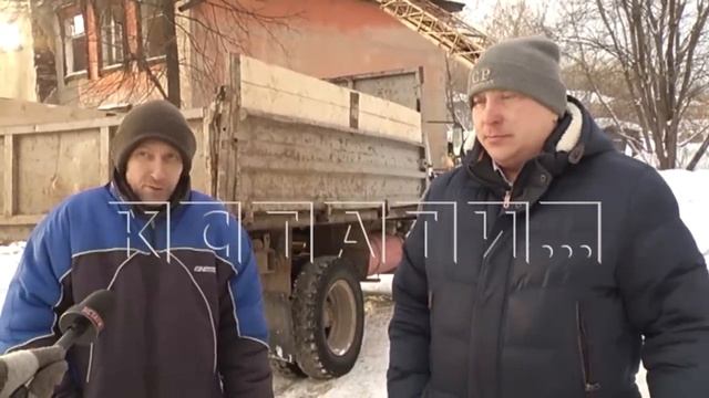 Чкаловская администрация начала сносить дом с жителем, который отказался уходить смотреть онлайн