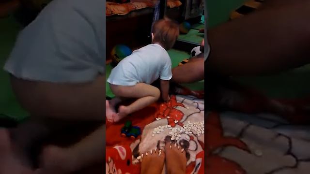 Развивалка играем фасолью. Пальчики. 2.5 года смотреть онлайн