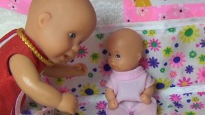 ДИАНА У СТОМАТОЛОГА( КАТЯ И МАКС ВЕСЕЛАЯ СЕМЕЙКА! ЧТО НАТВОРИЛА БАБУШКА? #мультики #куклыБарби