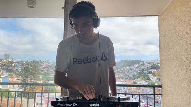 Jordan Jack - Live Set 002 - Living the house смотреть онлайн