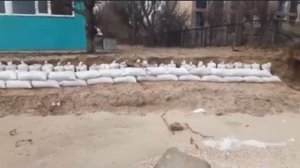 Мешки на берегу с песком