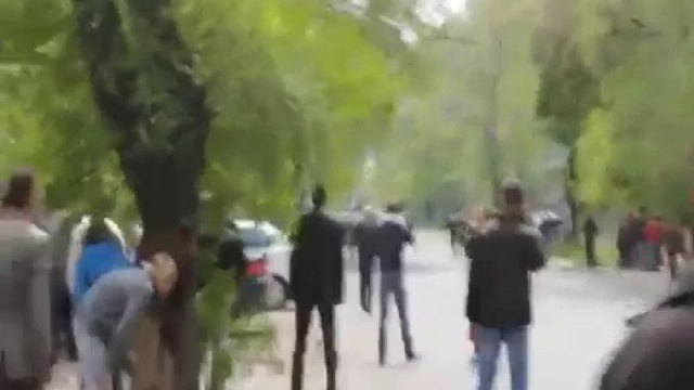 Такое не покажут по ТВ ! Стрельба по людям Мариуполь 09 05 14 смотреть онлайн