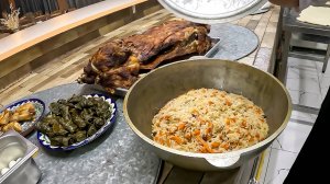 Повар из Узбекистана готовит настоящий ташкентский плов и сказочного барашка