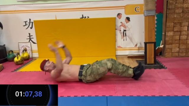 Офицер спецназа выполняет тест купера(КСУ). смотреть онлайн