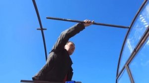 Как одному собрать теплицу из поликарбоната