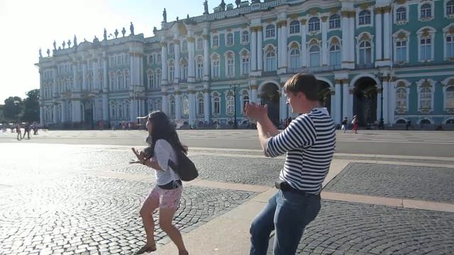Девушки из Китая и Кореи учатся жонглировать булыжниками на Дворцовой площади. смотреть онлайн