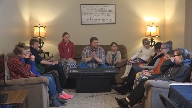 Песня "Дни прошли и снова собрались друзья" Репетиция и подготовка к записи. Семья Савченко смотреть онлайн