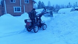 Самодельный минипогрузчик в работе