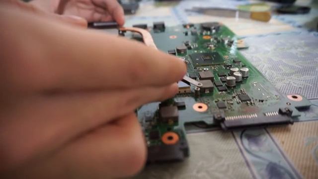 Разборка ноутбука и замена термопасты - [Acer Travelmate 5744] смотреть онлайн