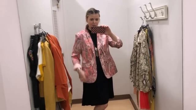 Яркие цвета в одежде женщин постарше смотреть онлайн