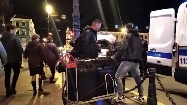 УЛИЧНЫЕ МУЗЫКАНТЫ СПб,гр.АЙДАХО ЗАДЕРЖИВАЮТ МЕНТЫ. смотреть онлайн