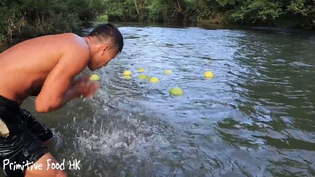 Survival skills: Primitive girl looking food wild fruits - Grapefruit Drifting river смотреть онлайн