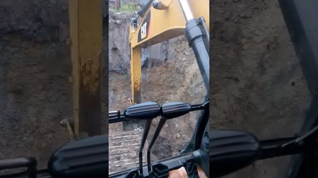 Эксковаторщик копает котлован очень опасные моменты
