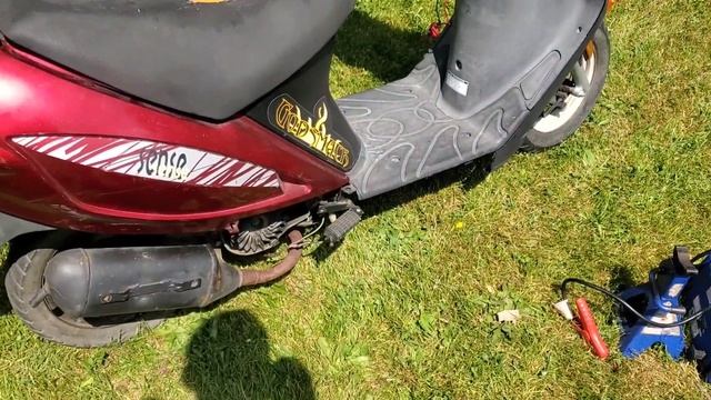 My Hyosung Sense SD50 2 Stroke Korean Scooter Runs!