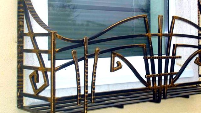 Красивая кованая цветочница, подставка для цветов на стене дома под окном смотреть онлайн