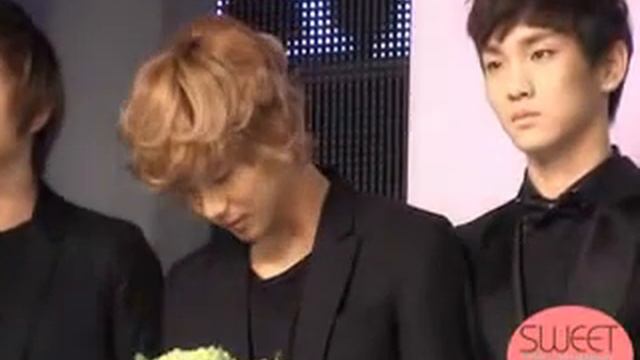 101214 SHINee sweet Taemin smelling flowers fancam @ Korea Best Dresser Swan Award.avi смотреть онлайн