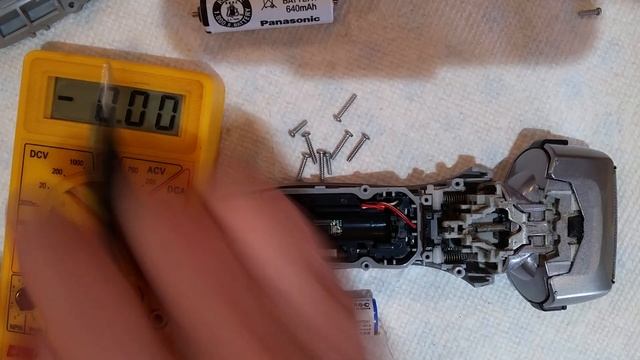 Changing the battery in a Panasonic electric shaver смотреть онлайн