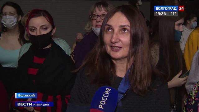 Волжане увидели спуск трехтонной хрустальной люстры смотреть онлайн