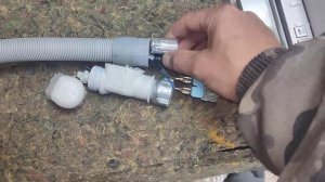 Посудомоечная машина Hotpoint ariston не набирает воду. Замена клапана от стиральной машины.