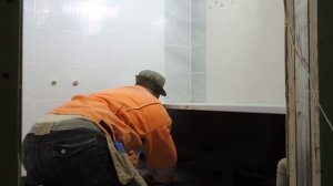 Крепление  ванны к стене