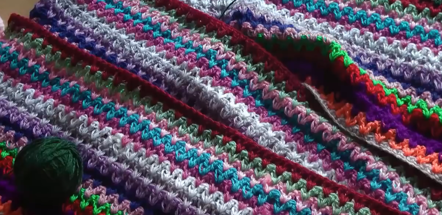 Используем остатки пряжи или новый вариант пледа смотреть онлайн