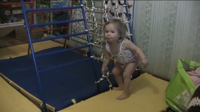 Большие ноги шли по дороге. Василиса 1 год 6 месяцев смотреть онлайн